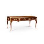 Bureau plat en placage de satiné et amarante et bronze doré d’époque Louis XV, vers 1740, estampille de Mathieu Criaerd