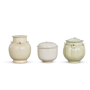 View full screen - View 1 of Lot 1018. A group of three vessels and covers, Song dynasty | 宋 白釉蓋盌 白釉四繫蓋罐 及 青白釉四繫蓋罐一組三件.