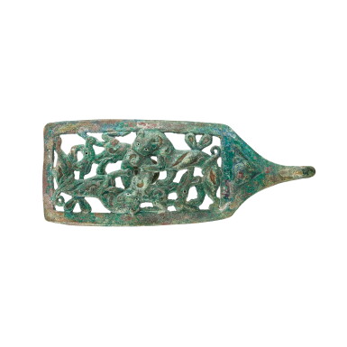 View full screen - View 1 of Lot 3048. An Ordos bronze 'animal' belt hook, Eastern Zhou dynasty, Warring States period 東周戰國 鄂爾多斯青銅虎噬鹿帶鉤.