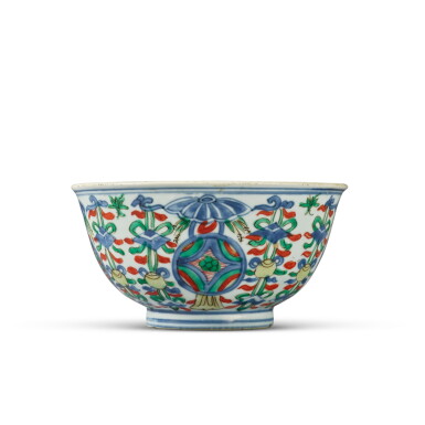 View full screen - View 1 of Lot 809. A wucai bowl, Qing dynasty, Kangxi period | 清康熙 五彩吉慶瑞錢紋盌.