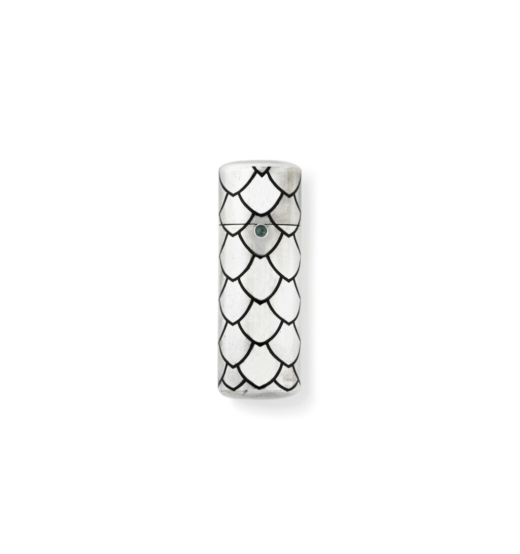 View full screen - View 1 of Lot 60. Etui à rouge à lèvres argent, émail et émeraude | Silver, enamel and emerald lipstick holder.