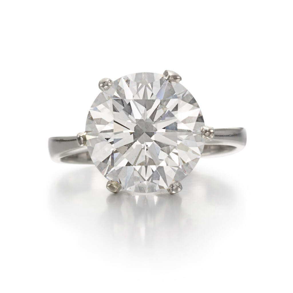 View full screen - View 1 of Lot 65. Diamond ring.