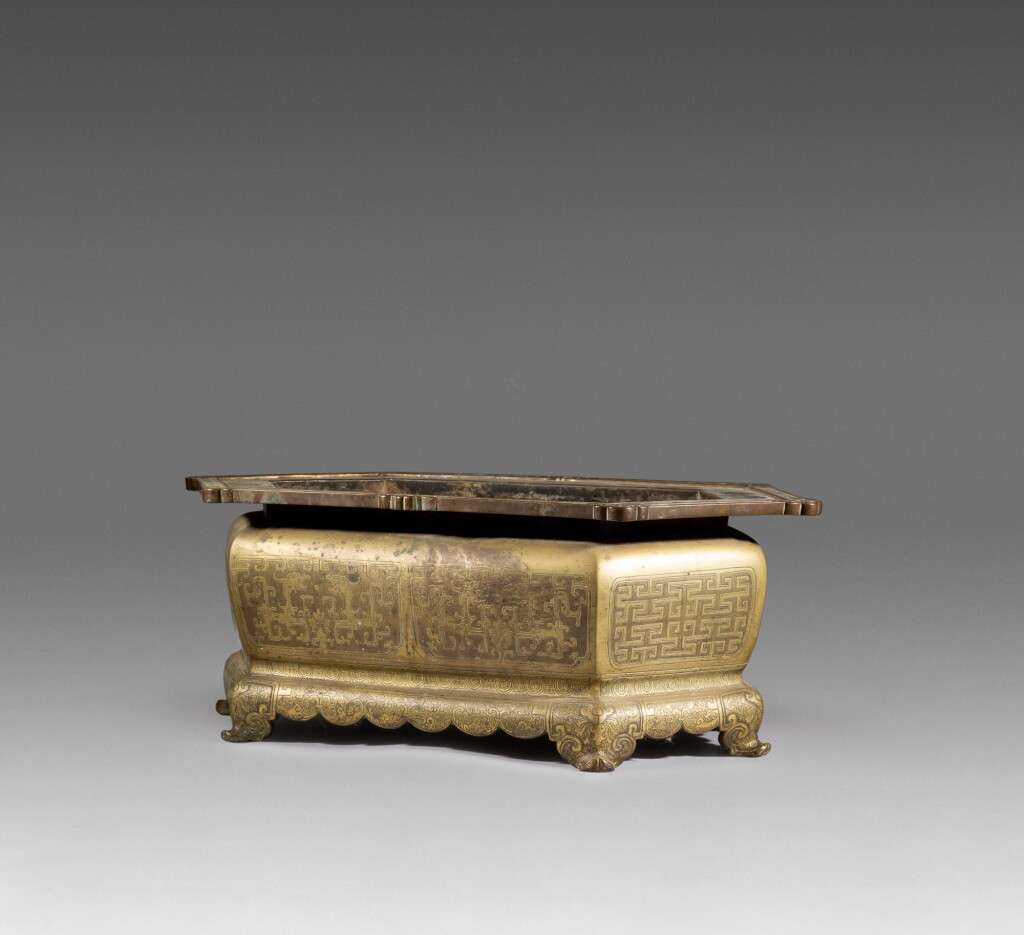 View full screen - View 1 of Lot 53. A rare hexagonal archaistic bronze jardinière Qing dynasty, 17th-18th century, Ming Shan Tang mark | 清十七至十八世紀 銅暗刻仿古紋折沿六方花盆 《明善堂製》款.