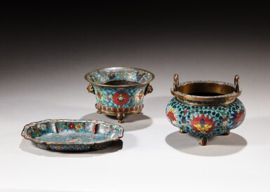 View full screen - View 1 of Lot 32. Two cloisonné enamels incense burners and a lobed jardinière, Late Ming / early Qing dynasty, 17th / 18th century | 明末 / 清初 十七 / 十八世紀 掐絲琺瑯三足爐及花盆一組三件.