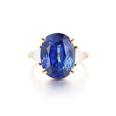 View full screen - View 1 of Lot 758. Bague saphir et diamants | Sapphire and diamond ring.