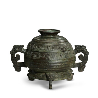 View full screen - View 1 of Lot 815. A large archaic bronze ritual food vessel and cover, gui Western Zhou dynasty | 西周 青銅獸耳龍紋蓋簋.