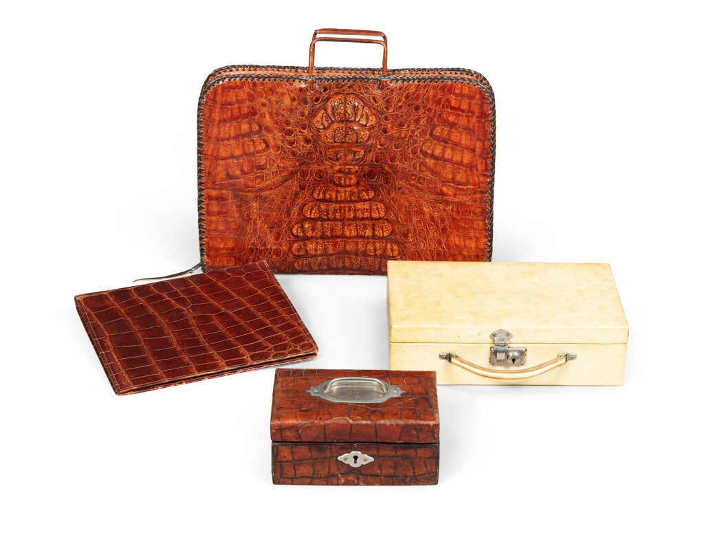 View full screen - View 1 of Lot 440. Lot of aligator leather goods, circa 1950-1960 | Lot de maroquinerie en peau d'aligator, vers 1950-1960.