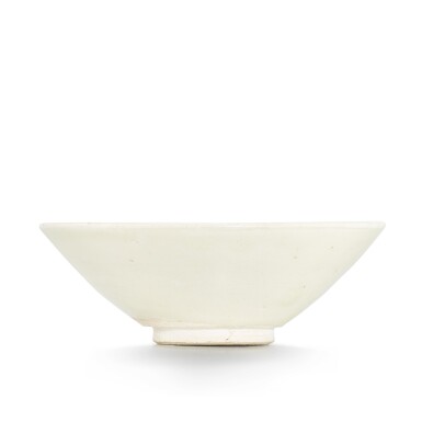 View full screen - View 1 of Lot 5013. A white-glazed conical tea bowl, Tang dynasty 唐 白釉斗笠茶盌.