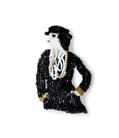 View full screen - View 1 of Lot 1023. Marianne Batlle, pearl brooch with the effigy of Coco Chanel | Marianne Batlle, broche en perles à l'effigie de Coco Chanel.