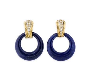 View full screen - View 1 of Lot 131. Paire de clips d'oreille lapis-lazuli, onyx et diamants | Pair of lapis lazuli, onyx and diamond ear clips.