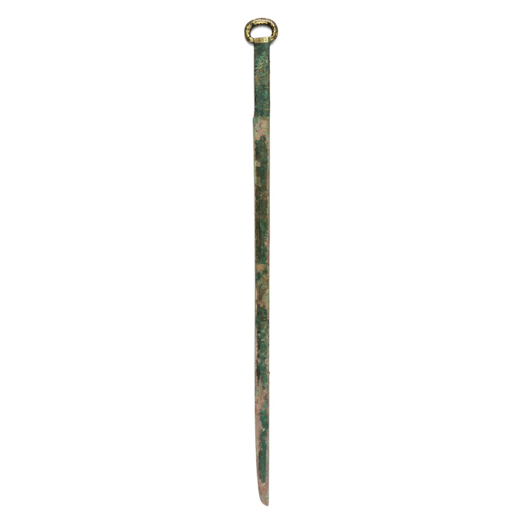 View full screen - View 1 of Lot 21. An archaic gold-inlaid bronze sword (Dao), Han dynasty | 漢 銅錯金卷雲紋環首刀.