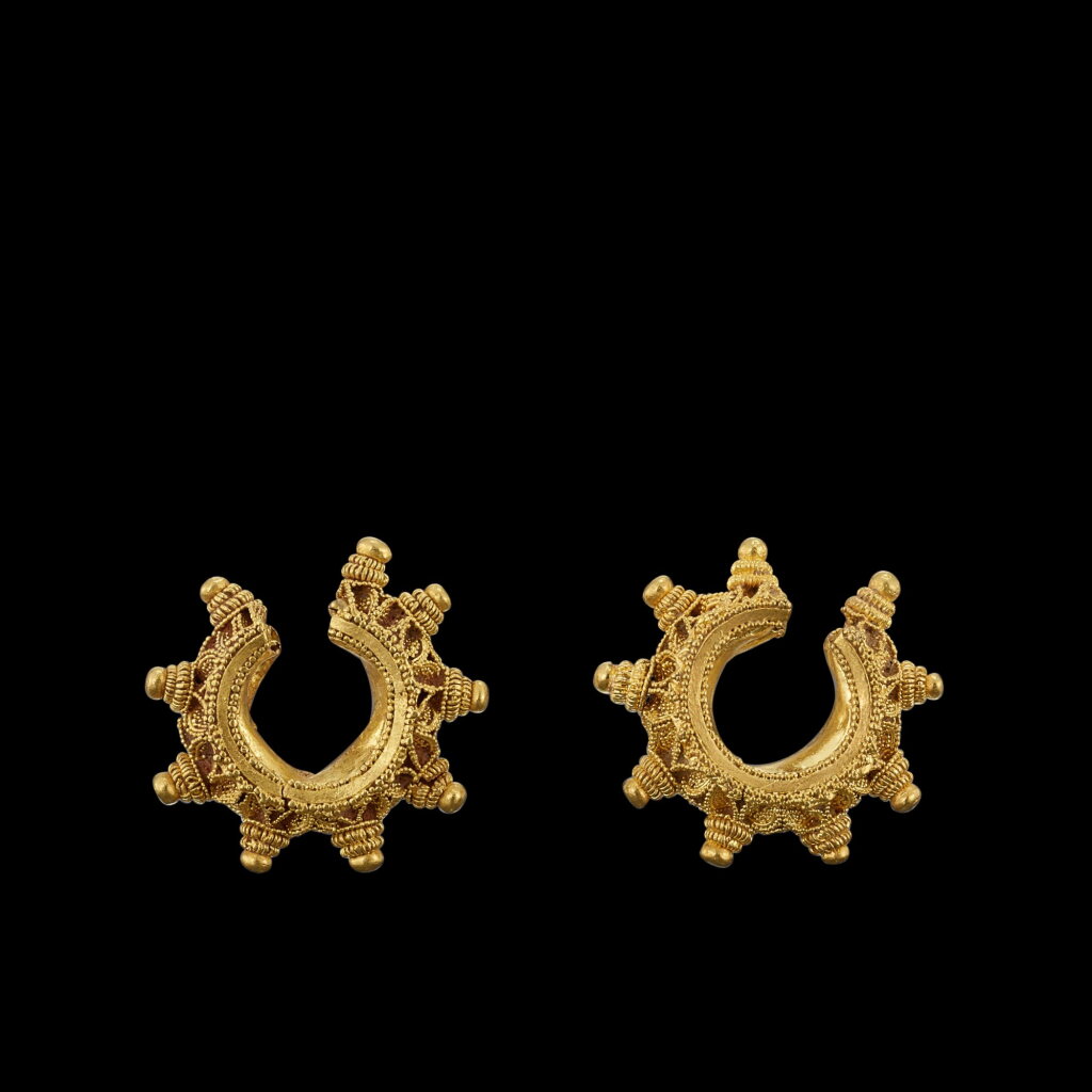 View full screen - View 1 of Lot 1081. A pair of granulated solid gold earrings Java, Indonesia, 7th - 12th century | 印尼爪哇 七至十二世紀 鑲嵌金耳飾一對.