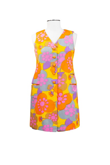 View full screen - View 1 of Lot 20. Nina Ricci, circa 1965, Ensemble with large floral print | Ensemble imprimé de larges fleurs.