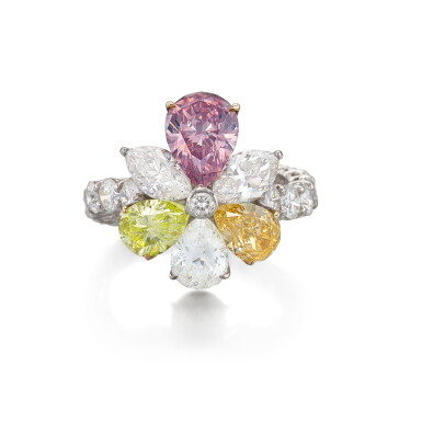 View full screen - View 1 of Lot 1209. COLOURED DIAMOND AND DIAMOND RING | 彩色鑽石 配 鑽石 戒指 (彩色鑽石總重3.34克拉).