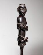 Spatule à chaux figurant une maternité, Îles Trobriand | Lime Spatula depicting a Maternity, Trobriand Islands