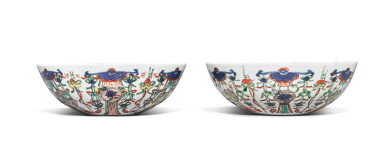 View full screen - View 1 of Lot 327. A pair of wucai 'mantouxin' bowls, Qing dynasty, Kangxi period | 清康熙 五彩如意蓮燈籠紋饅頭心盌一對.