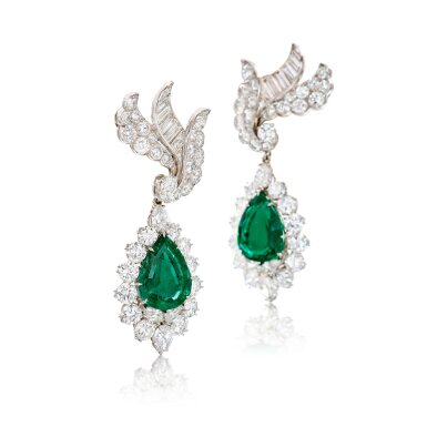View full screen - View 1 of Lot 1915. Pair of Emerald and Diamond Pendent Ear Clips | 梵克雅寶 | 11.47 及 11.40克拉「哥倫比亞」祖母綠 配 鑽石 耳墜一對.