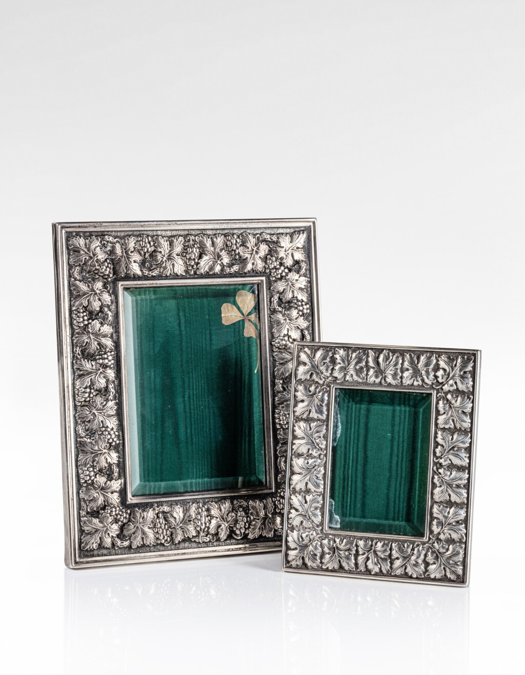 View full screen - View 1 of Lot 98. Two silver photo frames, Italy, modern.