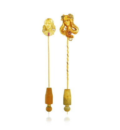View full screen - View 1 of Lot 17. Paire d'épingles de cravate or | Pair of gold jabot pins.
