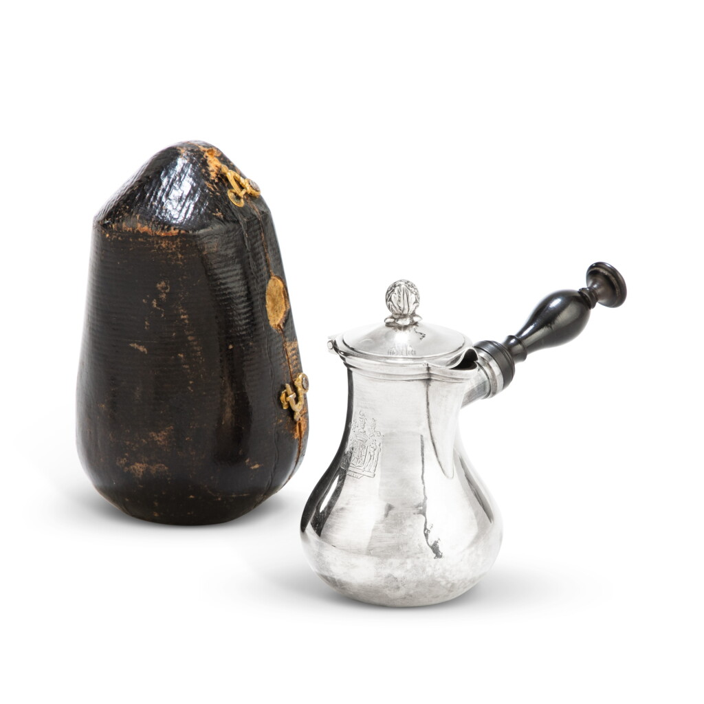 View full screen - View 1 of Lot 1101. A silver "egoïste" coffee-pot with a fitted case, unidentified silversmith, Paris, 1819-1838 | Verseuse égoiste en argent avec son écrin, orfèvre non identifié, Paris, 1819-1838.
