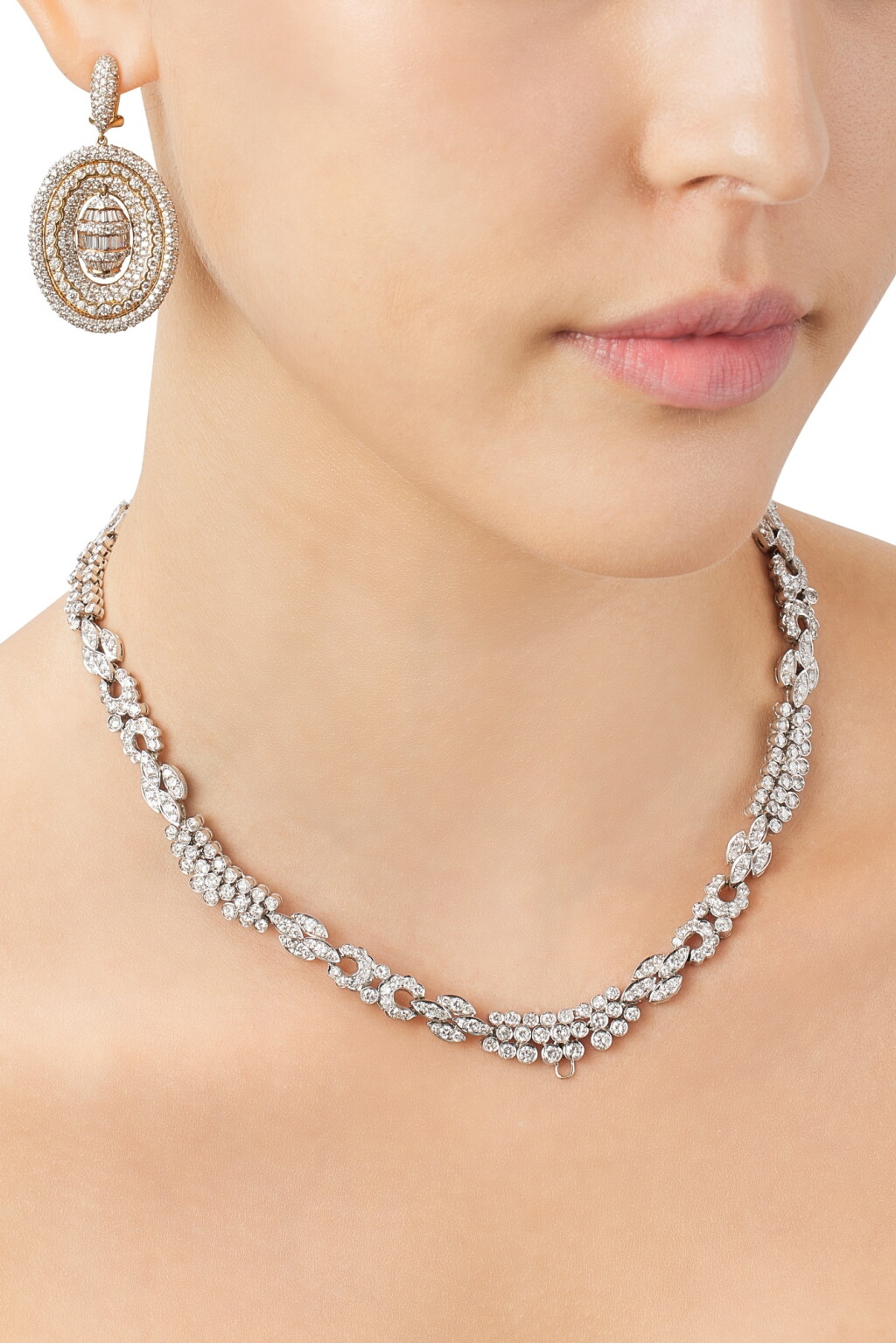 View full screen - View 1 of Lot 2877. Diamond Necklace and Pair of Pendent Earrings | 鑽石 項鏈 及 耳墜一對.