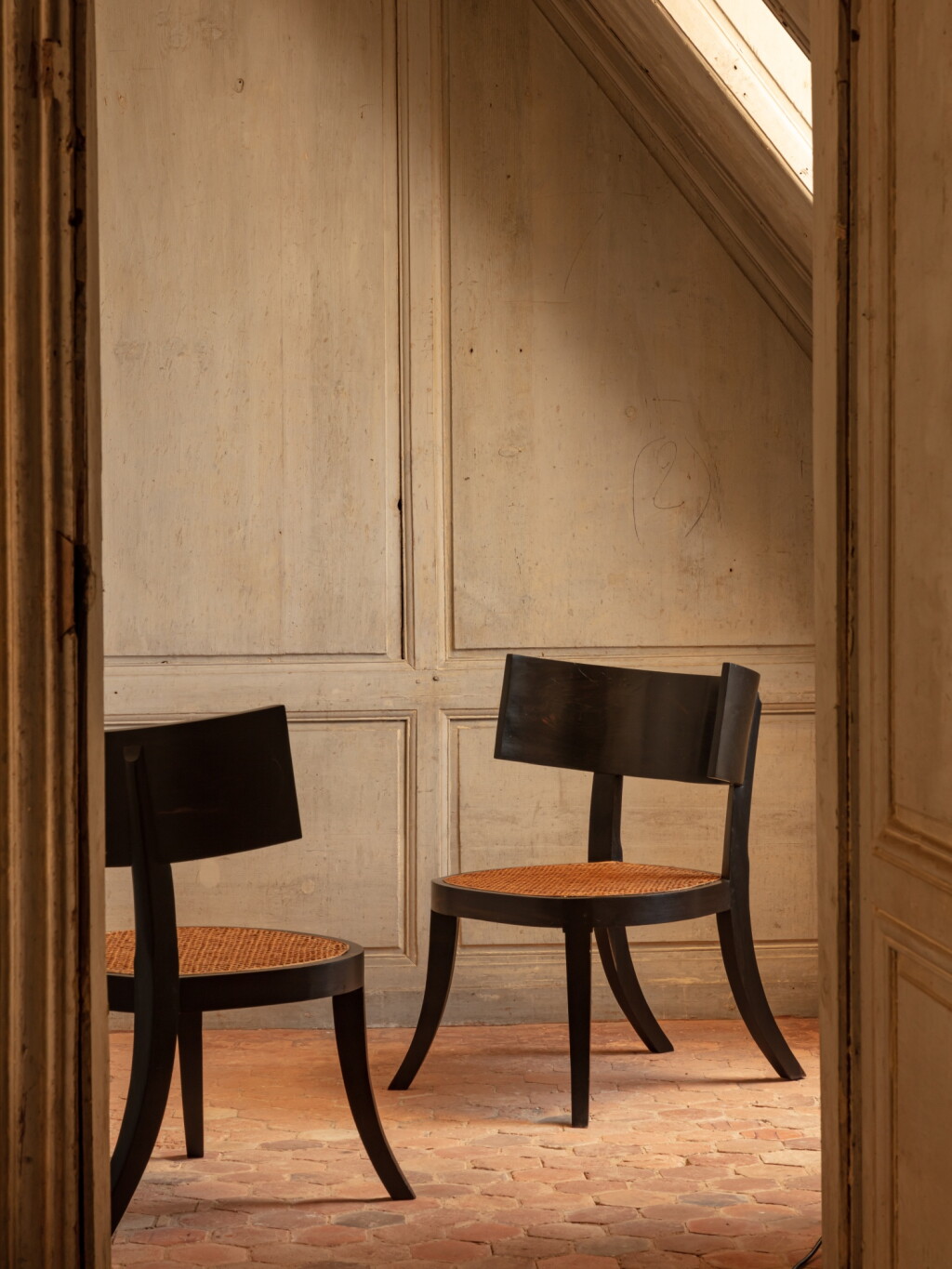 View full screen - View 1 of Lot 71. A set of six Regency-style ebony klismos chairs, circa 2000 | Suite de six chaises klismos en ébène dans le style Regency, vers 2000.
