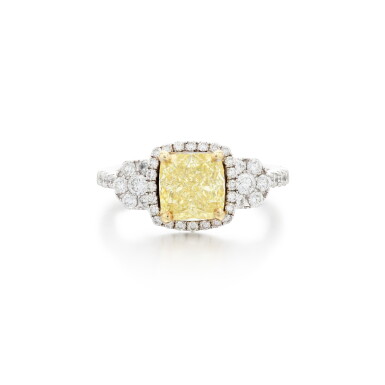 View full screen - View 1 of Lot 223. Bague diamant Fancy Intense Yellow et diamants | Fancy Intense Yellow diamond and diamond ring.