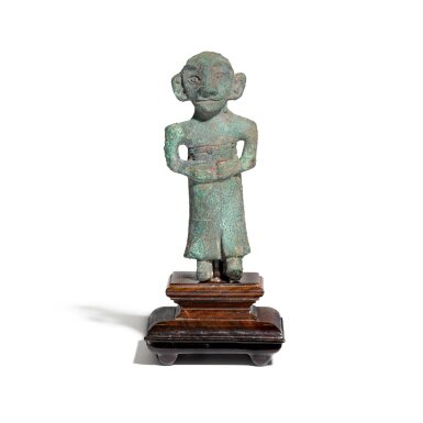 View full screen - View 1 of Lot 26. A possibly unique bronze figure of a standing man, Southwest China, Late Shang - Zhou dynasty | 商末至周 中國西南地區青銅人像飾件.