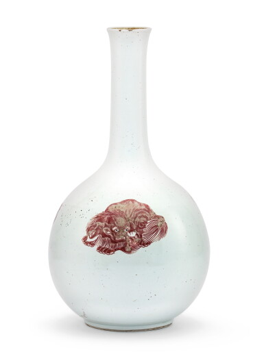 View full screen - View 1 of Lot 72. VASE BOUTEILLE EN PORCELAINE À DÉCOR ROUGE DE CUIVRE SUR FOND BLANC DYNASTIE QING, XVIIIE-XIXE SIÈCLE | 清十八至十九世紀 釉里紅瑞獸紋長頸瓶 | A copper-red-decorated bottle vase, Qing Dynasty, 18th/19th century.