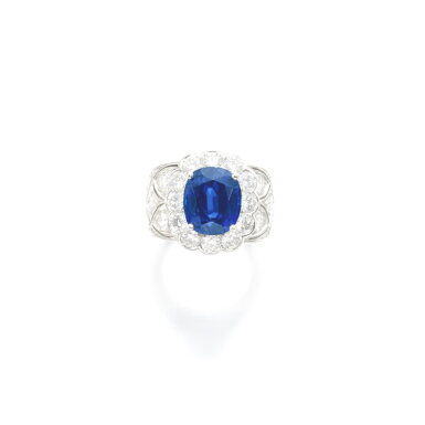 View full screen - View 1 of Lot 827. Sapphire and diamond ring.