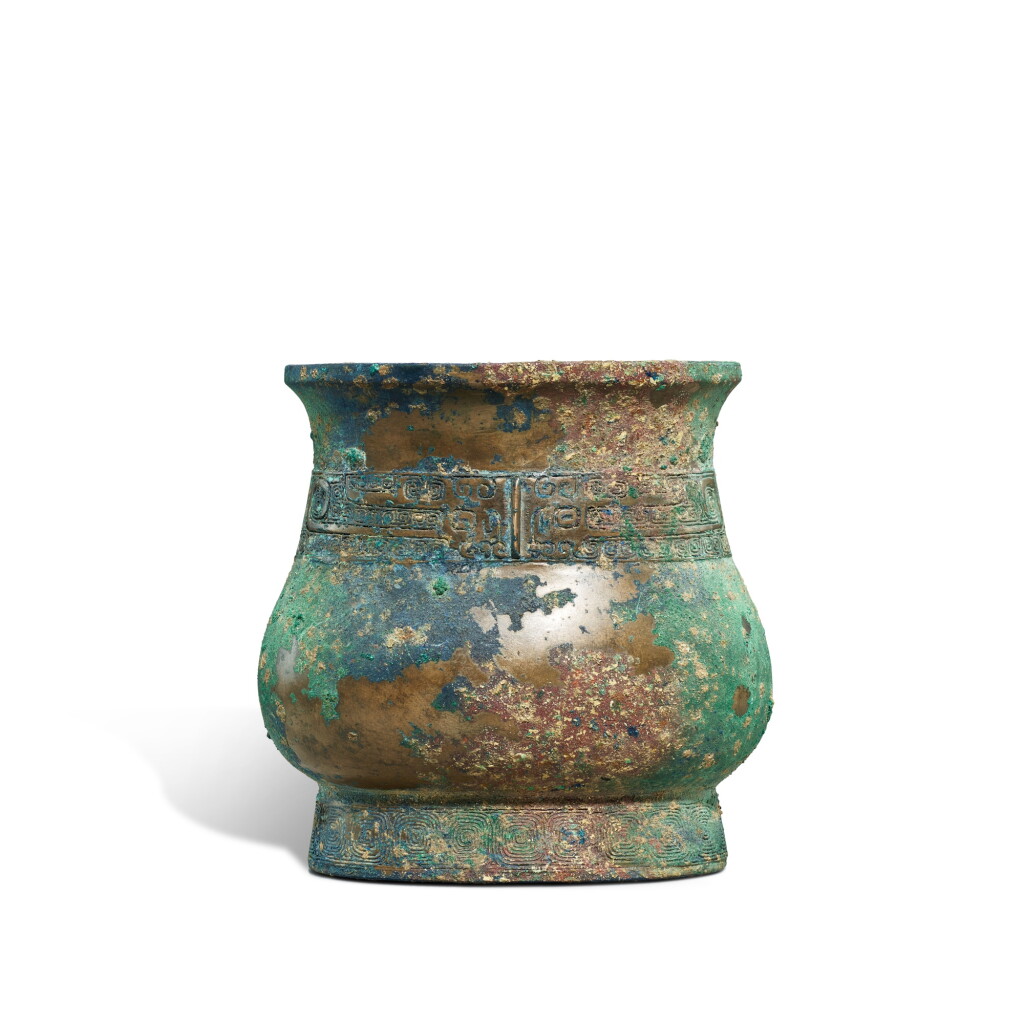 View full screen - View 1 of Lot 3583. An archaic bronze 'mask' ritual wine vessel, zhi, Late Shang dynasty - early Western Zhou dynasty | 商晚期至西周早期 青銅獸面紋觶.
