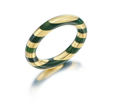 Voir en plein écran - Voir 1 du lot 213. Gold and Nephrite Bangle-Bracelet.