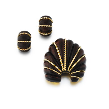 View full screen - View 1 of Lot 129. Seaman Schepps | Broche "Fan" et paire de clips d'oreille "Schrimp", bois de padouk et or | Padauk wood and gold brooch 'Fan' and pair of ear clips 'Schrimp'.