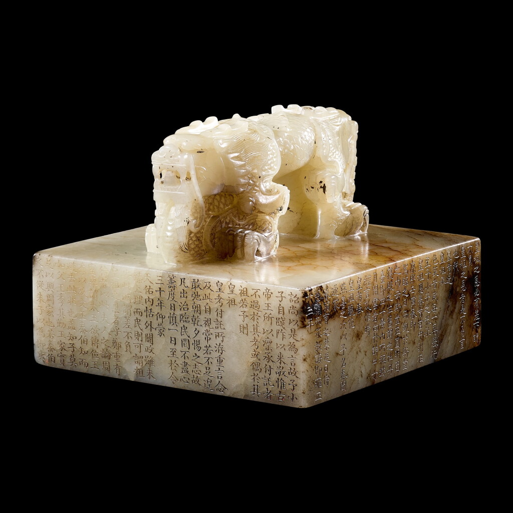 全螢幕檢視 - 查看3603An outstanding imperial inscribed white jade 'Ji’entang' seal Qing dynasty, Qianlong period, dated to the bingxu year (corresponding to 1766) | 清乾隆 乾隆帝御寶交龍鈕白玉璽 印文:紀恩堂的1