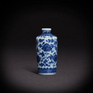 View full screen - View 1 of Lot 3418. A blue and white 'floral' snuff bottle, Qing dynasty, Qianlong - Jiaqing period | 清乾隆至嘉慶 青花纏枝花卉紋鼻煙壺.