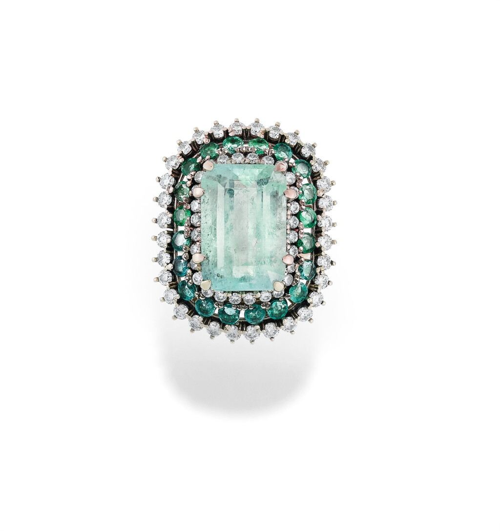 View full screen - View 1 of Lot 57. BAGUE EMERAUDES ET DIAMANTS | EMERALD AND DIAMOND RING.