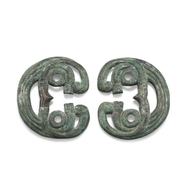 View full screen - View 1 of Lot 103. A pair of archaic bronze horse bridle ornaments, Mid-Western Zhou dynasty, circa 8th century BC 西周中期約公元前八世紀 青銅馬鑣一對.