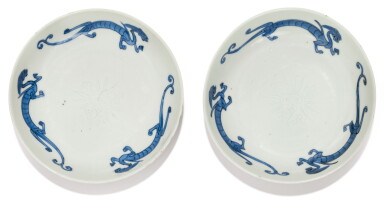 View full screen - View 1 of Lot 4. RARE PAIRE DE COUPELLES EN PORCELAINE BLEU BLANC MARQUES ET ÉPOQUE LONGQING | 明隆慶 青花螭龍紋小盤一對 《隆慶年製》款 | A rare pair of blue and white saucer dishes, four character Longqing marks and period.