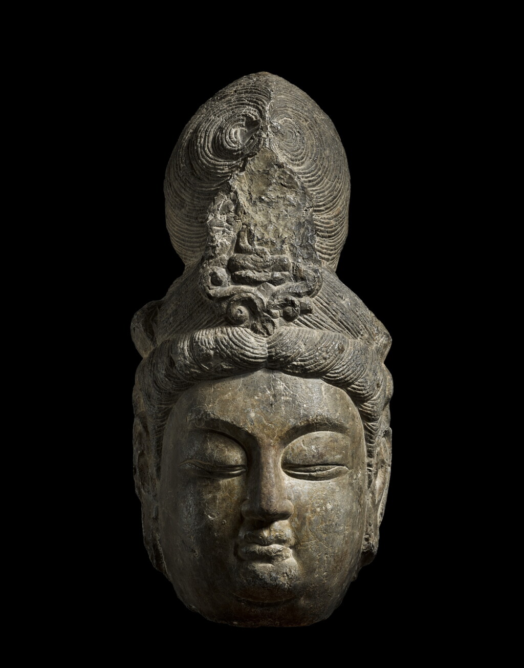 View full screen - View 1 of Lot 3607. A very rare limestone head of Avalokiteshvara, Tang dynasty | 唐 石灰石雕觀世音菩薩首像.