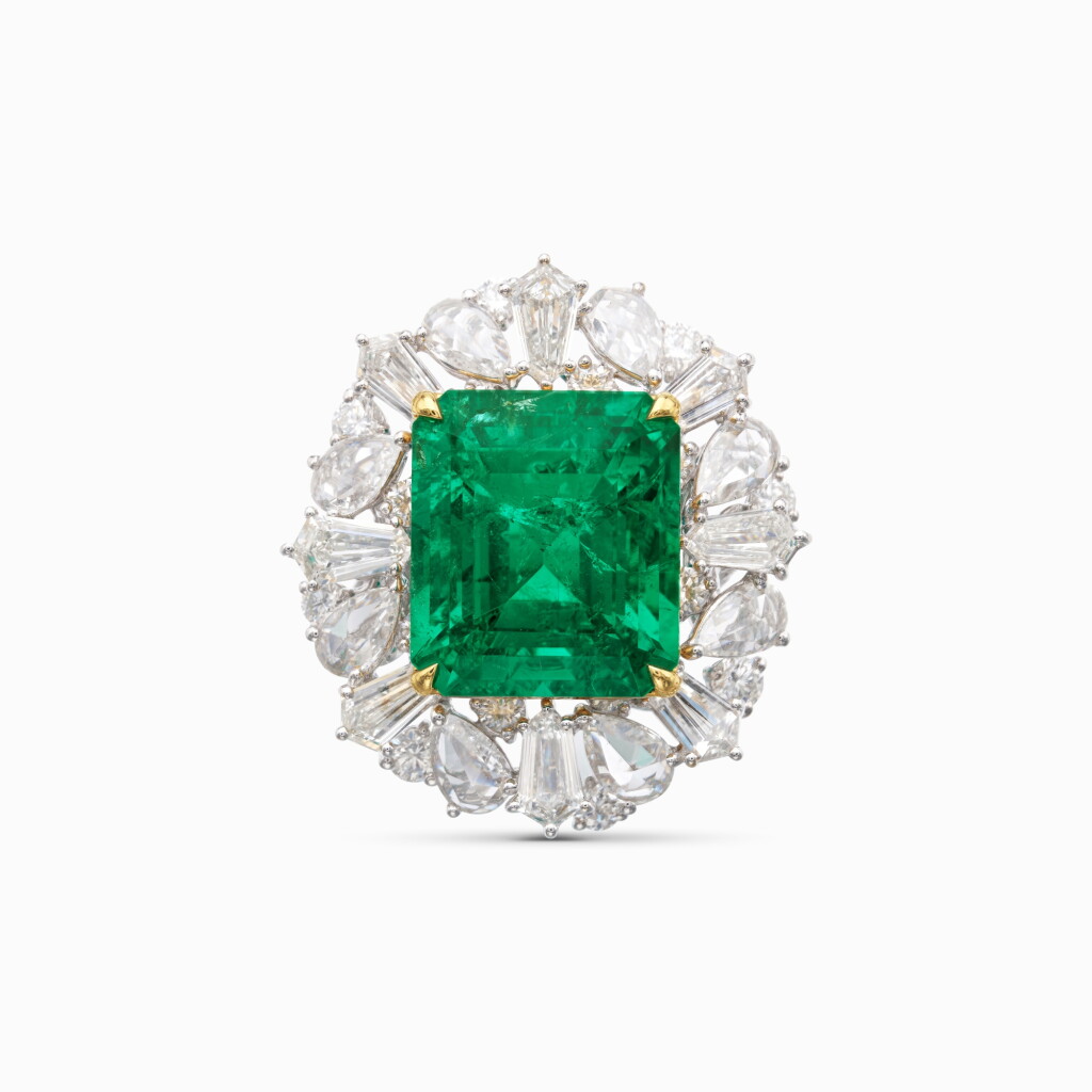 View full screen - View 1 of Lot 609. Impressive Emerald and Diamond Ring 瑰麗珍罕 14.19克拉 天然「哥倫比亞」無油祖母綠 配 鑽石 戒指.