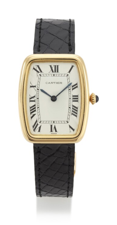 View full screen - View 1 of Lot 27. SQUARE INCURVÉE YELLOW GOLD TONNEAU-SHAPED WRISTWATCH (OROLOGIO DA POLSO IN ORO GIALLO) CIRCA 1990 | CARTIER, PARIS.