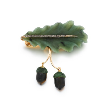 View full screen - View 1 of Lot 702. Fabergé | Broche nephrite, œil-de-tigre et or | Nephrite, tiger's eye and gold brooch.