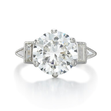 View full screen - View 1 of Lot 16. Diamond ring.