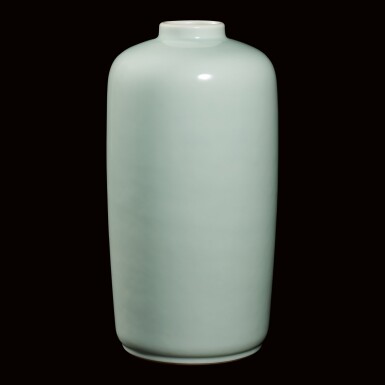 View full screen - View 1 of Lot 6. A FINE, SUPERB AND RARE CELADON-GLAZED JAR MARK AND PERIOD OF YONGZHENG | 清雍正 粉青釉燈籠瓶 《大清雍正年製》款.