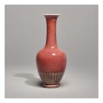 A RARE PEACHBLOOM-GLAZED 'CHRYSANTHEMUM' VASE, KANGXI MARK AND PERIOD