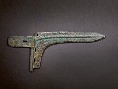 View full screen - View 1 of Lot 166. An exceptionally rare and important archaic bronze ceremonial halberd blade (Ge), Eastern Zhou dynasty, early Spring and Autumn period.