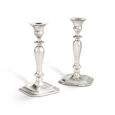 View full screen - View 1 of Lot 90. A pair of American silver candlesticks, Tiffany, New York, circa 1940 | Paire de flambeaux en argent par Tiffany, New York, vers 1940.