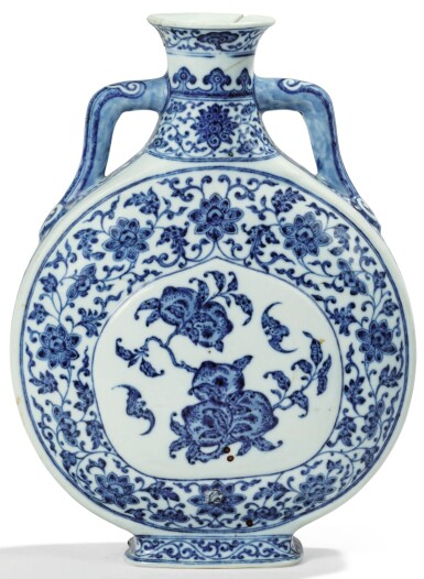 View full screen - View 1 of Lot 7. PETITE GOURDE EN PORCELAINE BLEU BLANC MARQUE ET ÉPOQUE JIAQING | 清嘉慶 青花蓮紋杏圓開光福壽圖雙耳扁壼 《大清嘉慶年製》款 | A small blue and white Ming-style pilgrim flask, Jiaqing seal mark and period.