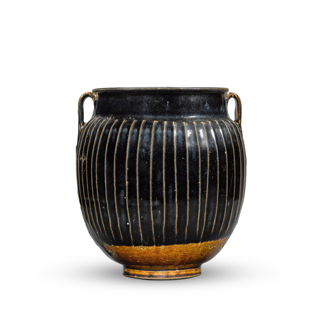 Voir en plein écran - Voir 1 du lot 336. A Henan black-glazed ribbed jar, Northern Song dynasty | 北宋 黑釉棱線紋雙繫罐.