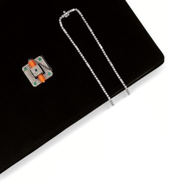View full screen - View 1 of Lot 215. POCHETTE DU SOIR ÉMAIL, CORAIL, ÉMERAUDES ET DIAMANTS, CARTIER, VERS 1930 | ENAMEL, CORAL, EMERALD AND DIAMOND CLUTCH, CARTIER, 1930S.